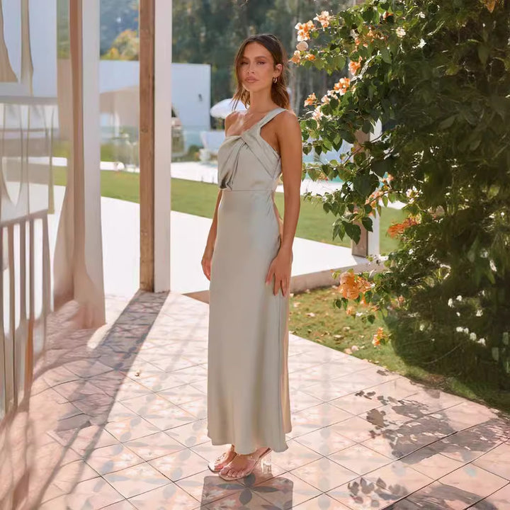Kvinners elegante lang kjole med asymmetrisk stropp og stilige draperingsdetaljer Skjora