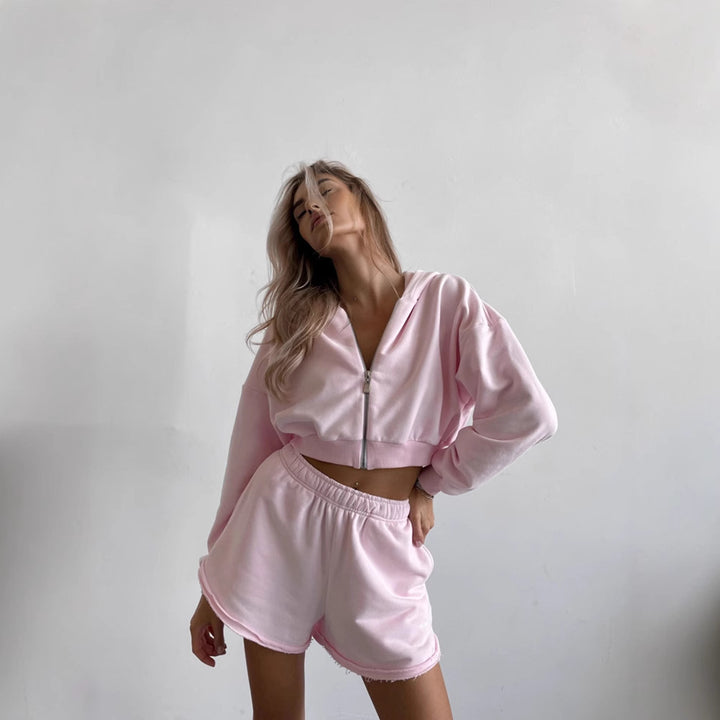 Kvinnelig cropped hettegenser og korte shorts i avslappet design Skjora