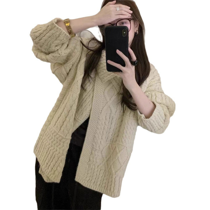 Dame chunky strikket cardigan med ståkrage og unike kabelmønster Skjora