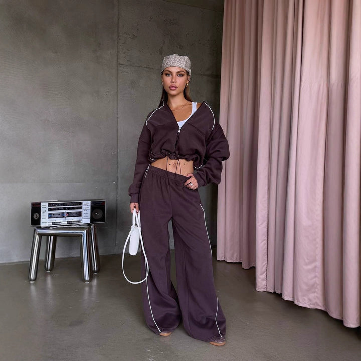 Kvinnesporty lounge sett med hettegenser og vide bukser Skjora