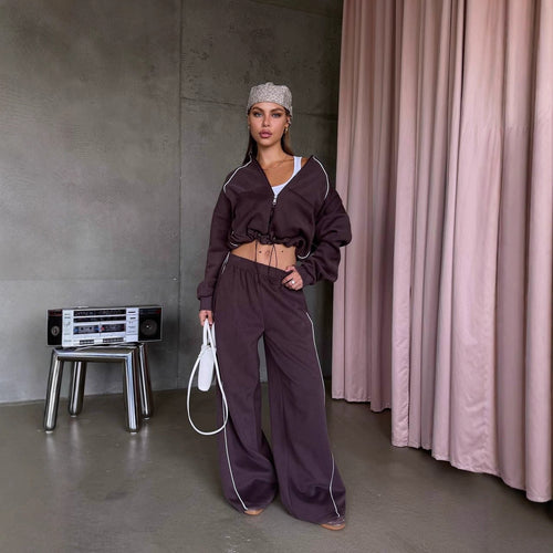 Kvinnesporty lounge sett med hettegenser og vide bukser Skjora