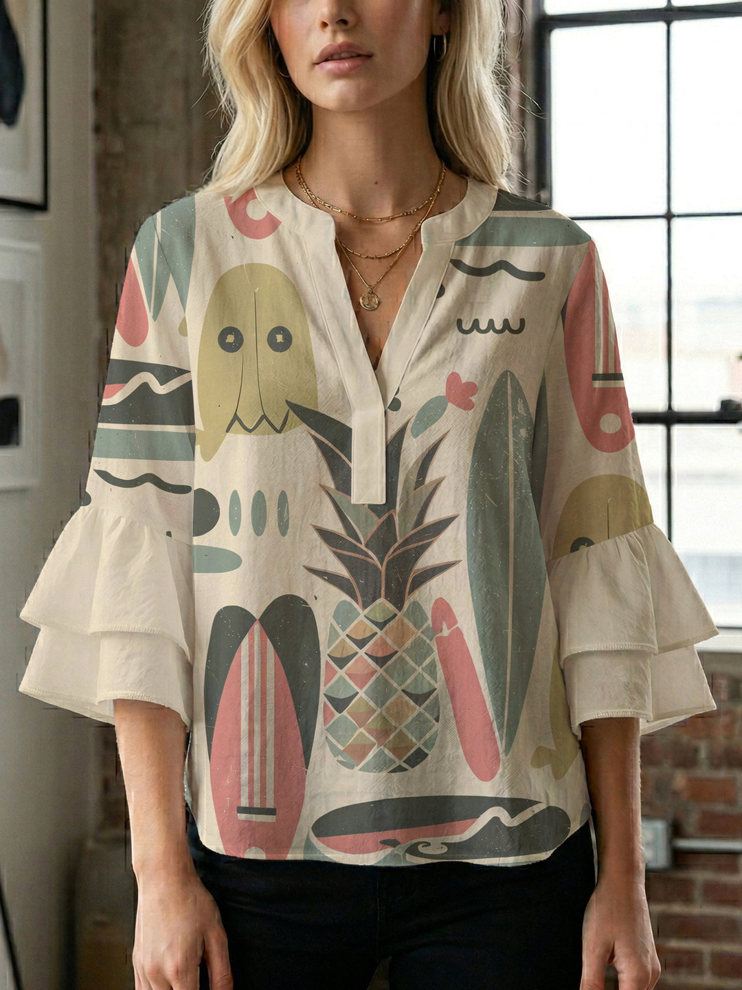 Damebluse med voluminøse volangermer og floral trykk Skjora