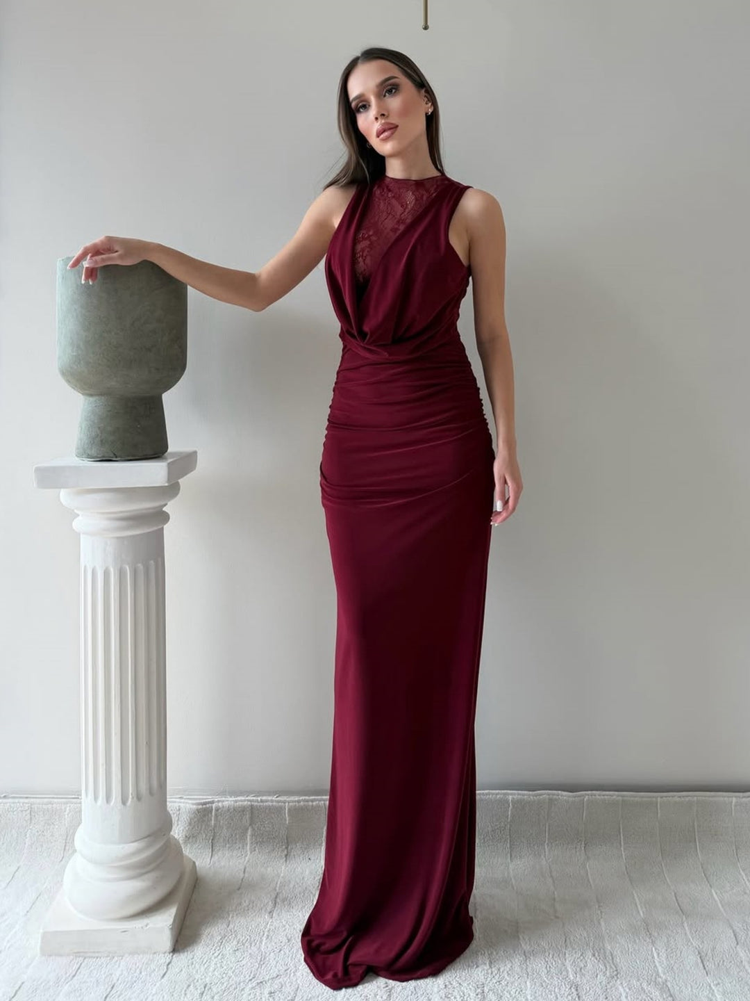 Damer Elegant Maxikjole med elegant halterneck-design og raffinert blondeplassering Skjora