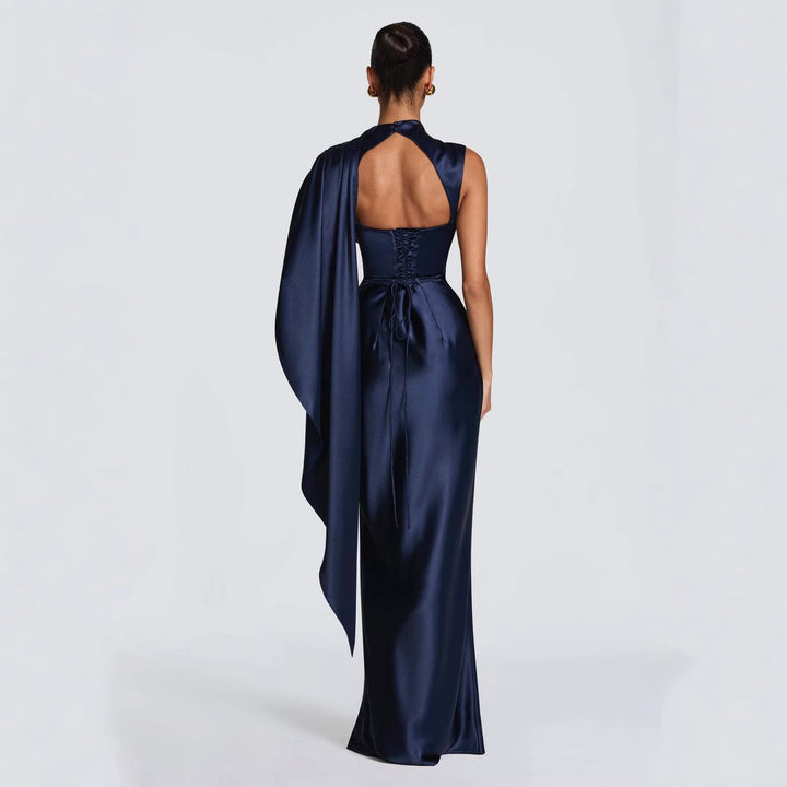 Kvinnens elegante maxi kjole med asymmetrisk topp og flytende sateng