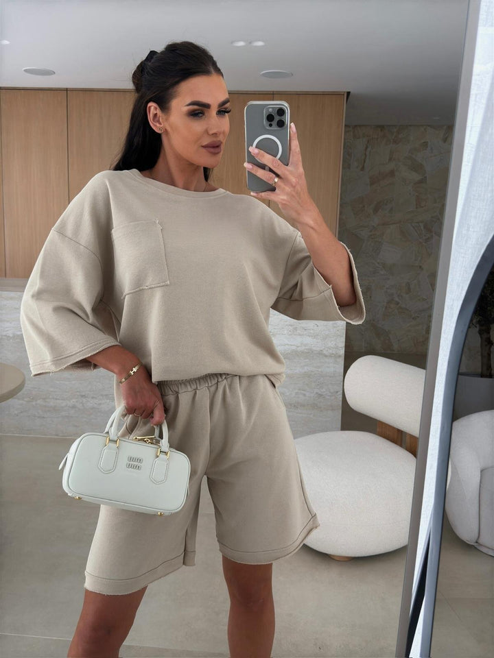 Dame uformell fritidssuit med oversized T-skjorte og komfortable shortser Skjora