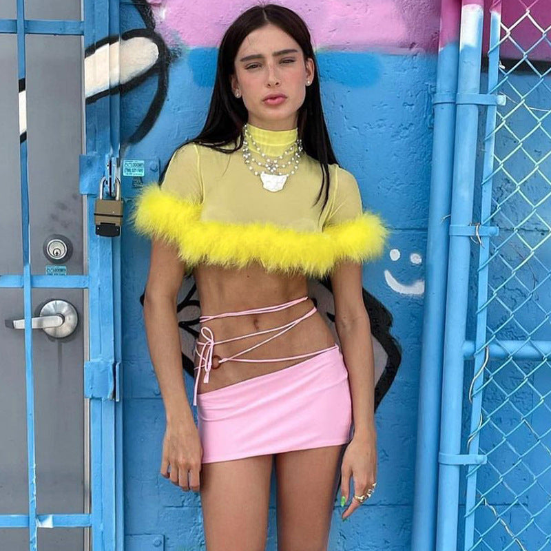 Dame trendy cropped topp med glamorøs fjærdetalj Skjora