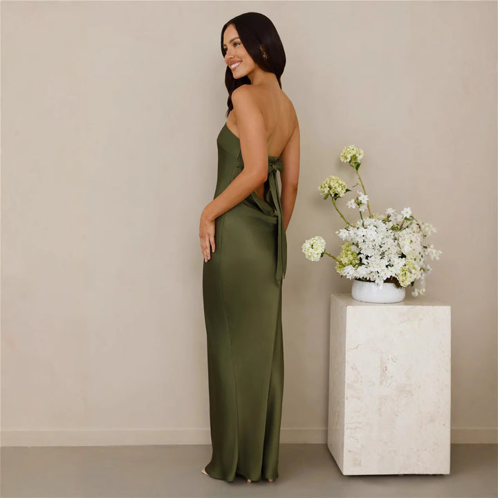 Kvinnenes elegante av-shoulder maxi kjole laget av satinlignende materiale