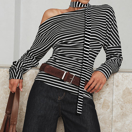 Kvinne asymmetrisk langermet skjorte med fashionable striper og halterneck Skjora