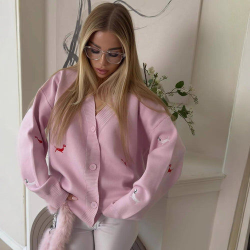 Kvinnens chunky strikkegenser med elegant knappestolpe og lekne broderidetaljer Skjora