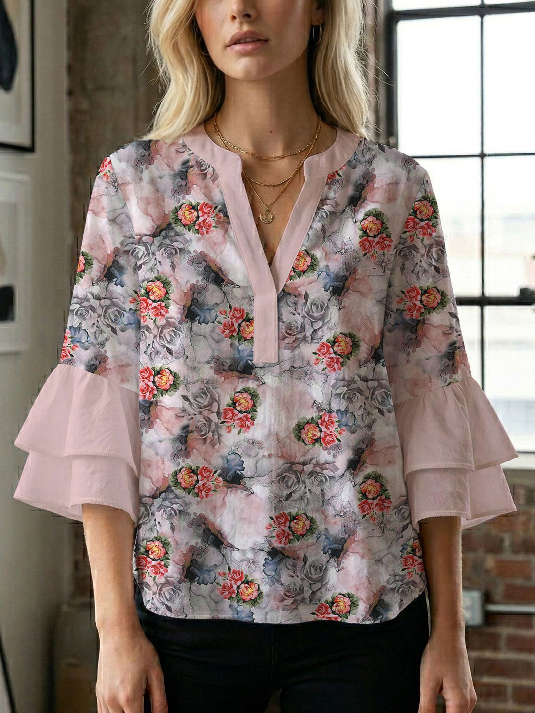 Damebluse med vakker blomstermønster Skjora
