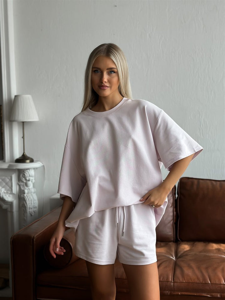 Kvinne Casual To-delt Sett bestående av oversized T-skjorte og Shorts Skjora