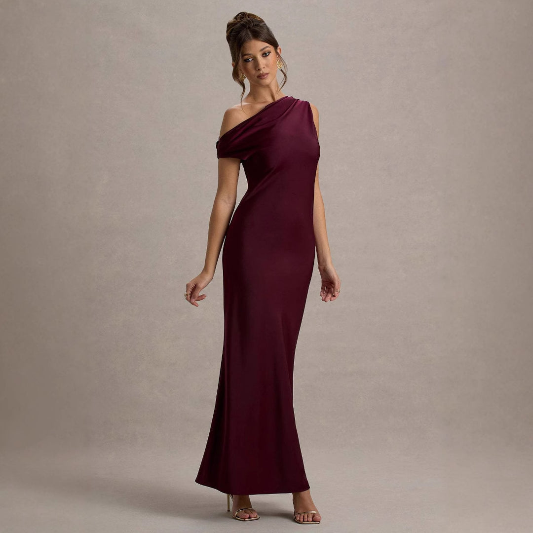 Kvinne elegant, off-the-shoulder maxi kjole med flytende snitt og volanger Skjora
