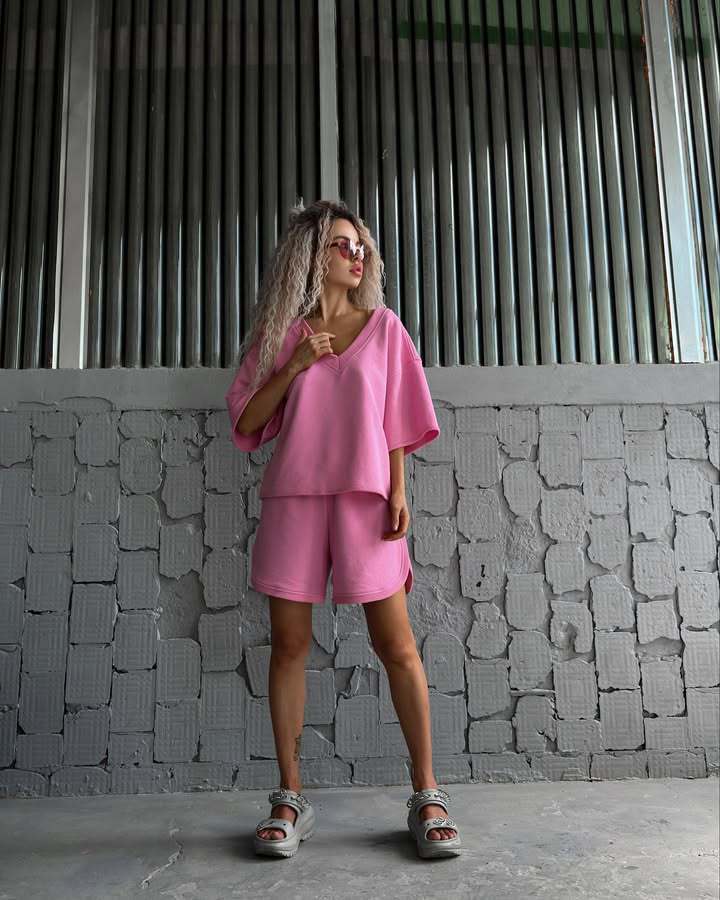 Kvinne casual sportsett med oversized topp og komfortable shorts