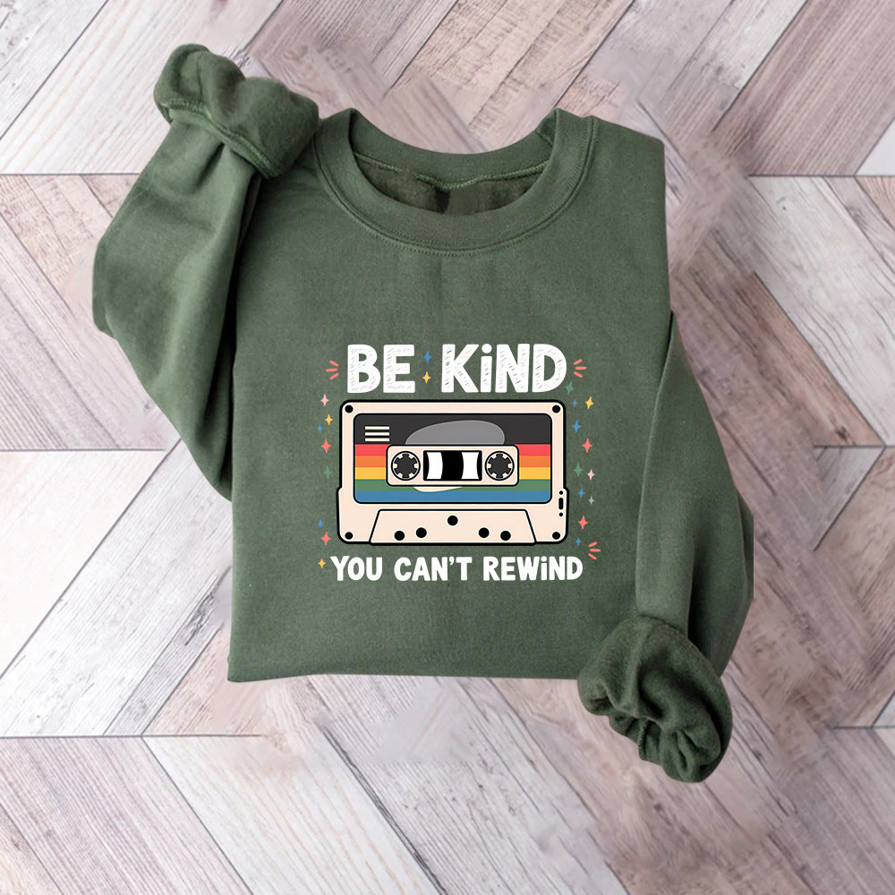 Kvinnegenser med vintage kassettdesign og inspirerende skrifttype Skjora