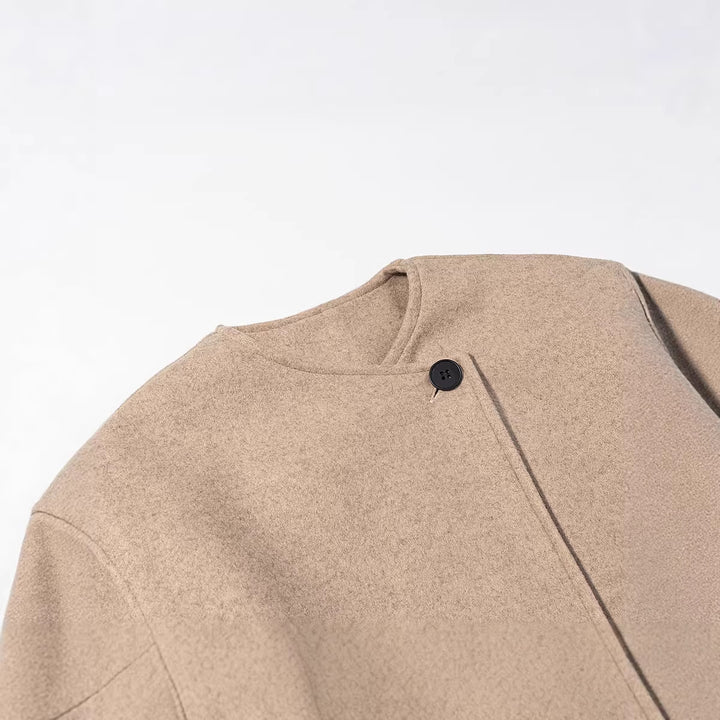 Kvinne Stilig Kort Jakke med Asymmetrisk Snitt og Knappe Design Skjora
