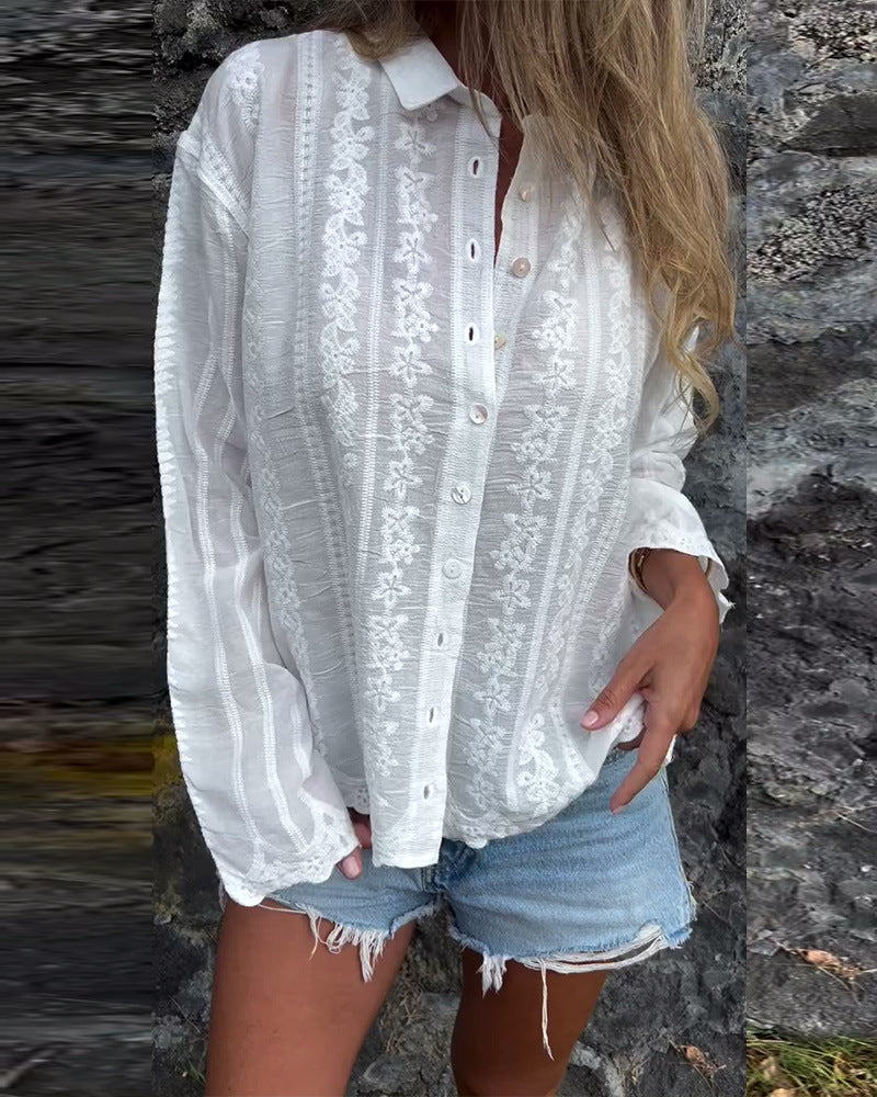 Kvinnebluse med blomsterbroderi og strukturert stoff Skjora