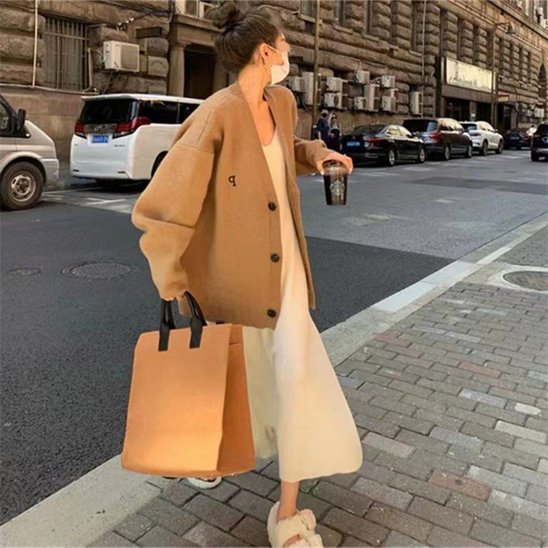 Kvinnens oversized cardigan med stilige krage og praktiske lommer Skjora
