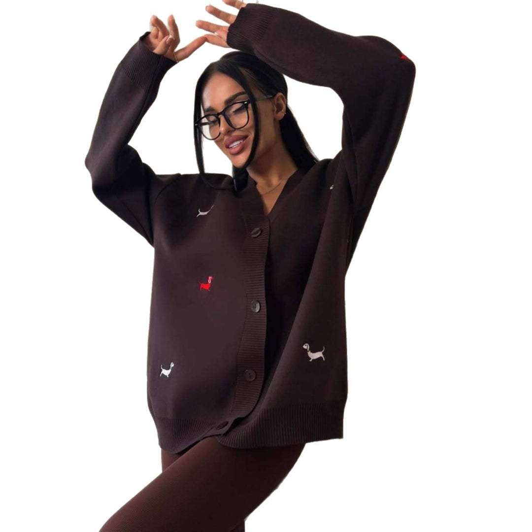 Kvinnens chunky strikkegenser med elegant knappestolpe og lekne broderidetaljer Skjora