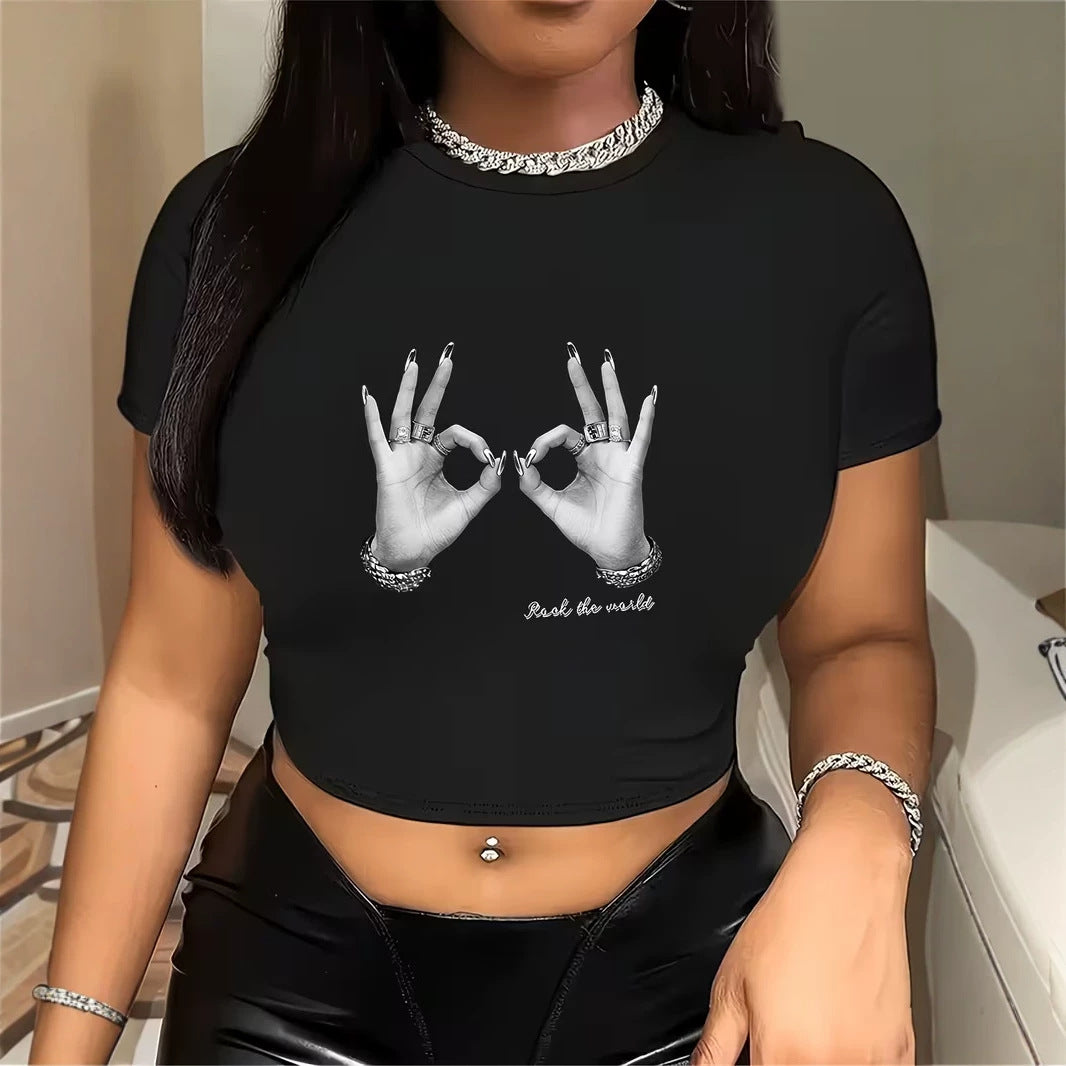 Dame cropped T-skjorte med kreativt håndmotiv Skjora