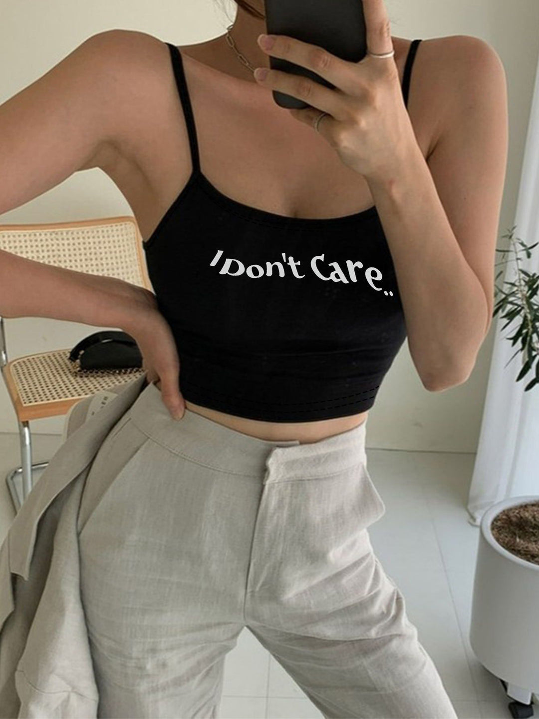 Dame Crop-Top med kreativ tekst og fine stropper Skjora