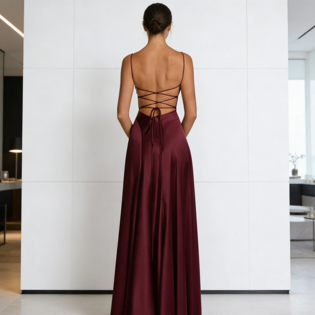 Damer Elegant sateng kveldsrobe med innsvingt snitt og smale stropper Skjora