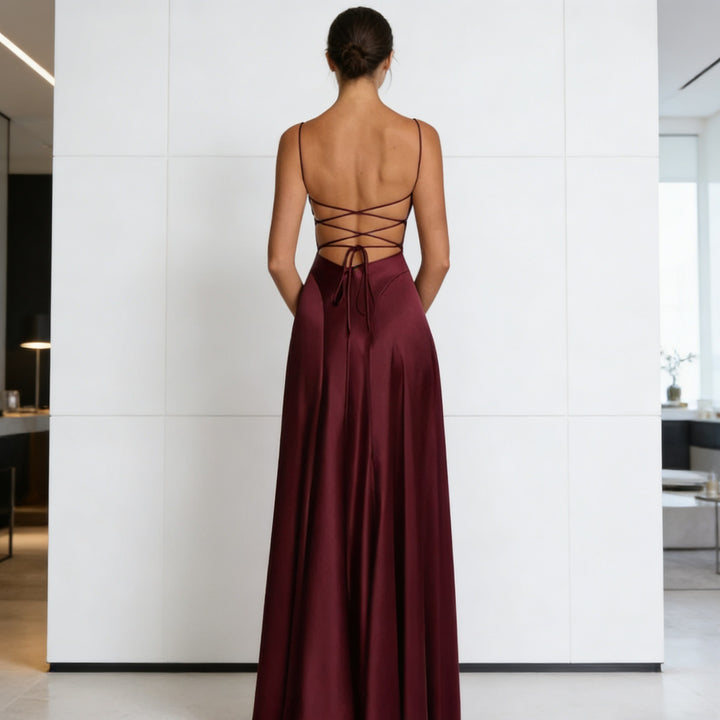 Damer Elegant sateng kveldsrobe med innsvingt snitt og smale stropper Skjora
