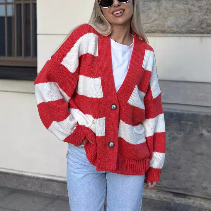 Kvinnes koselige oversized cardigan med moderne striper og lommer Skjora