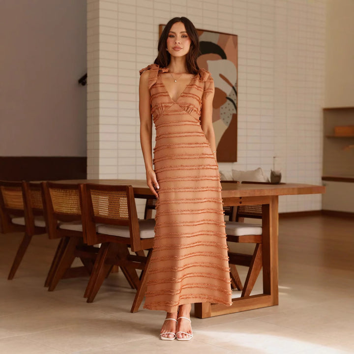 Dame maxi kjole med elegant drapert design og volanger accentuering