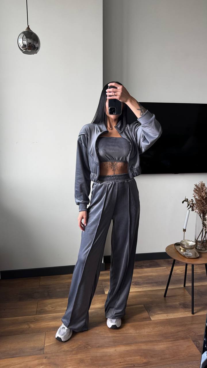 Kvinnes loungewear sett laget av luksuriøs velur med kort jakke og brede bukser
