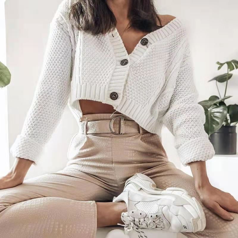 Kort cardigan for kvinner med knappdetaljer Skjora