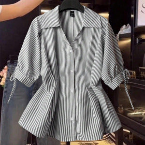 Damebluse med elegante volangdetaljer og moteriktig stripemønster Skjora