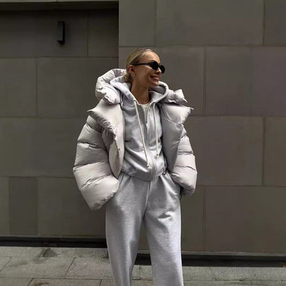 Skjora | Damer Modish, kortkappet dunjakke med hette