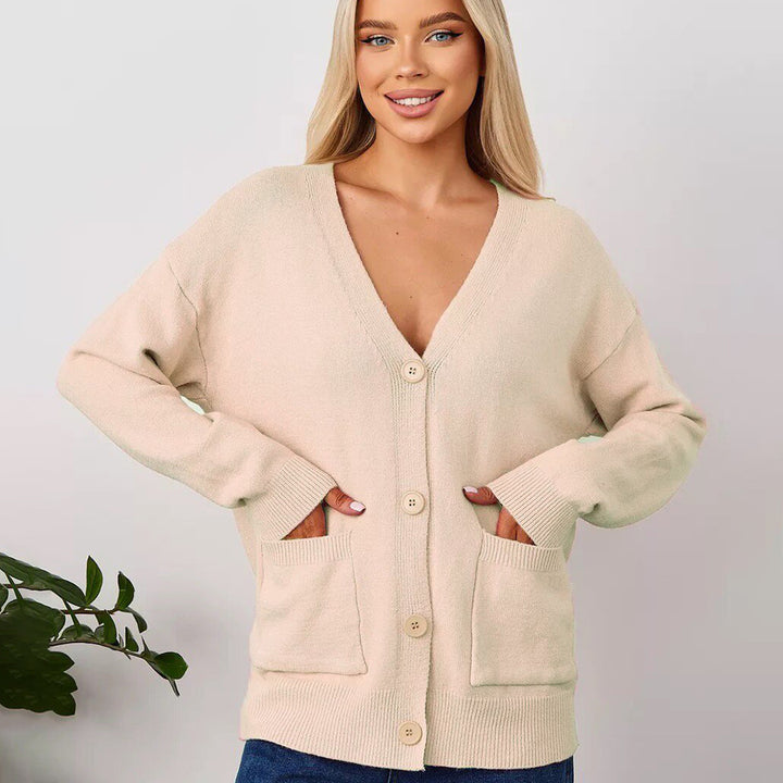 Kvinnens chunky strikket cardigan med dyp V-hals og praktiske lommer Skjora