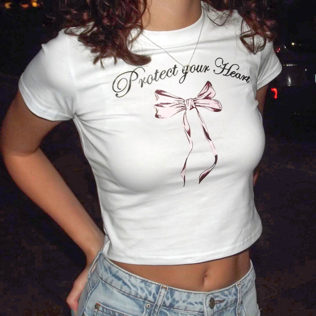 Dame Crop-Top med kreativt sløyfemotiv og inspirerende tekst Skjora