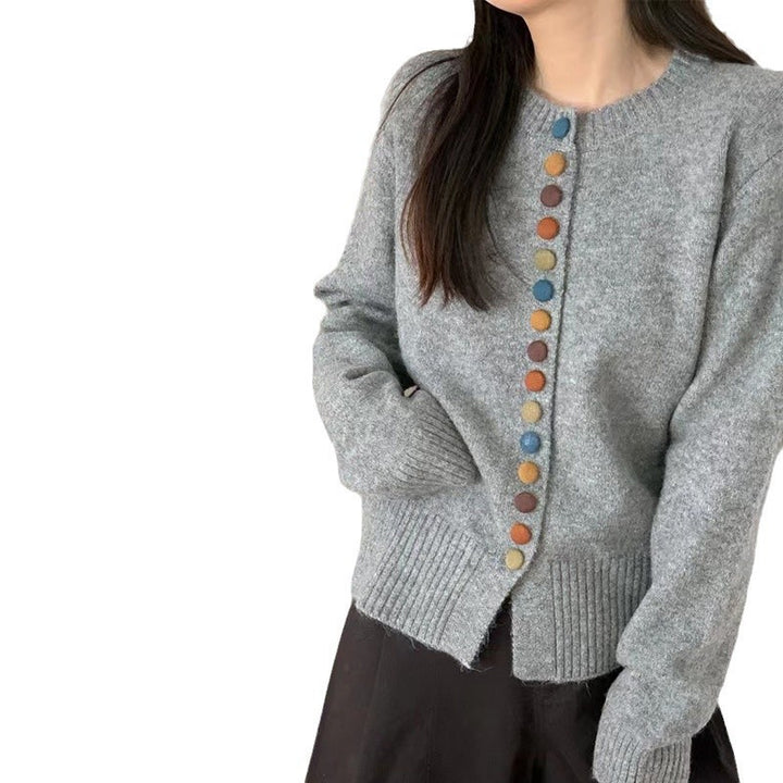 Kvinne cardigan med fargerike knappedetaljer og mykt filtet materiale Skjora
