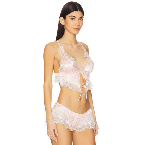 Dame blond babydoll-set med volangdetaljer og skinnenende satin Skjora