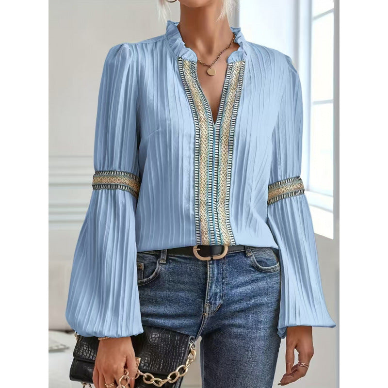 Elegant plisserte bluse for kvinner med volangdetaljer Skjora