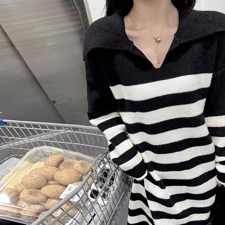 Kvinne strikket kjole med kontrasterende striper og avslappet snitt Skjora