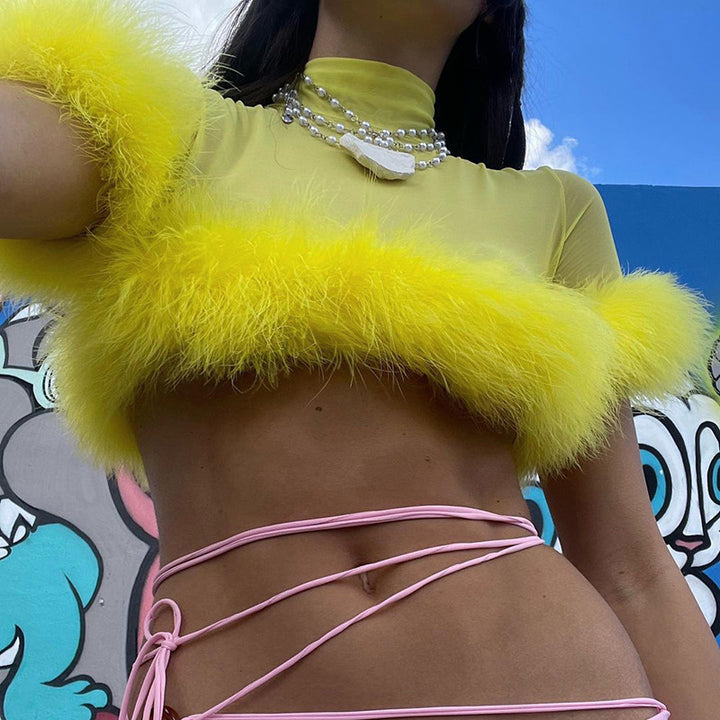 Dame trendy cropped topp med glamorøs fjærdetalj Skjora