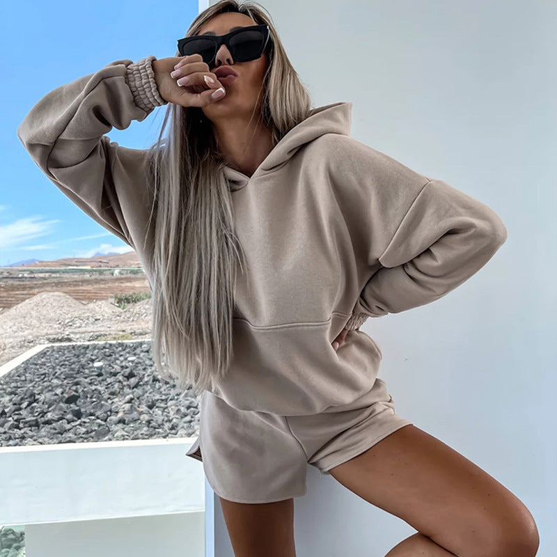 Kvinnelig komfortabel hettegenser og korte shorts i minimalistisk design Skjora