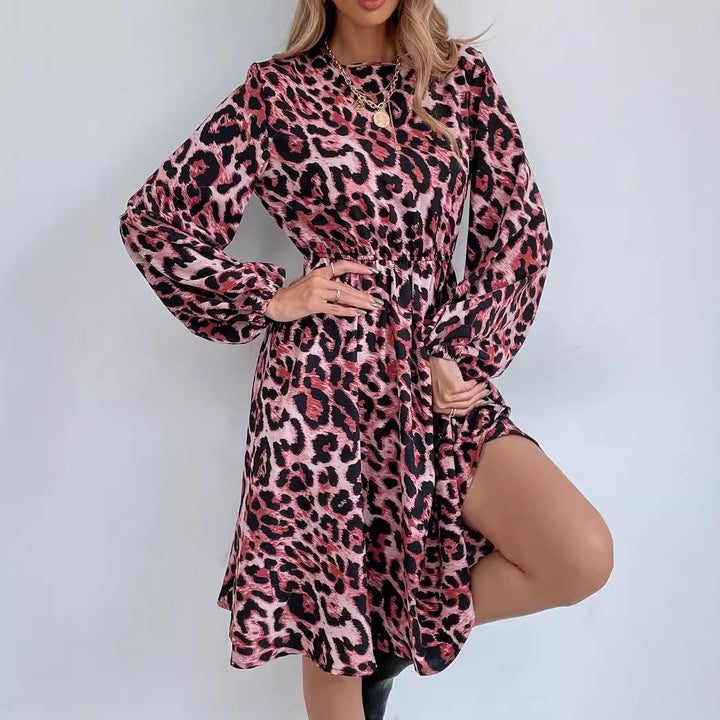 Dame maxikjole i elegant leopardmønster med volangerm og midje Skjora