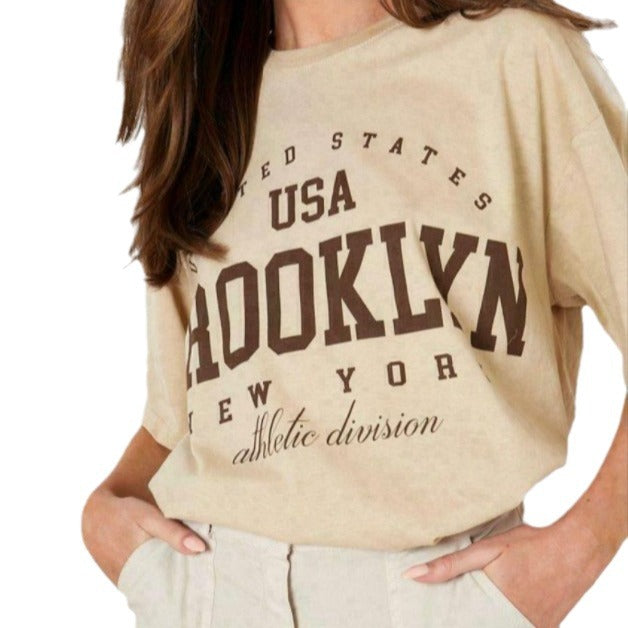 Damer oversized T-skjorte med sporty Brooklyn-design og avslappet passform Skjora