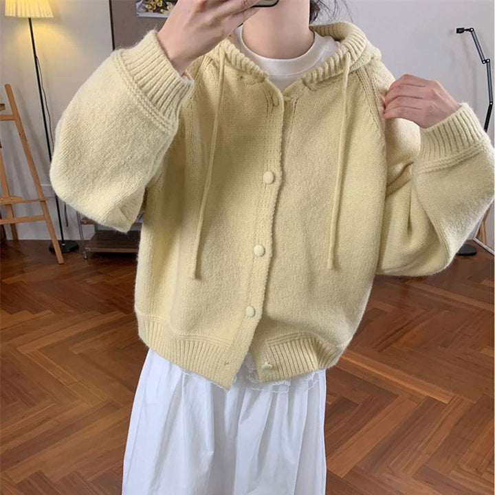 Kvinnens koselige oversized cardigan med hette og knappe detaljer Skjora