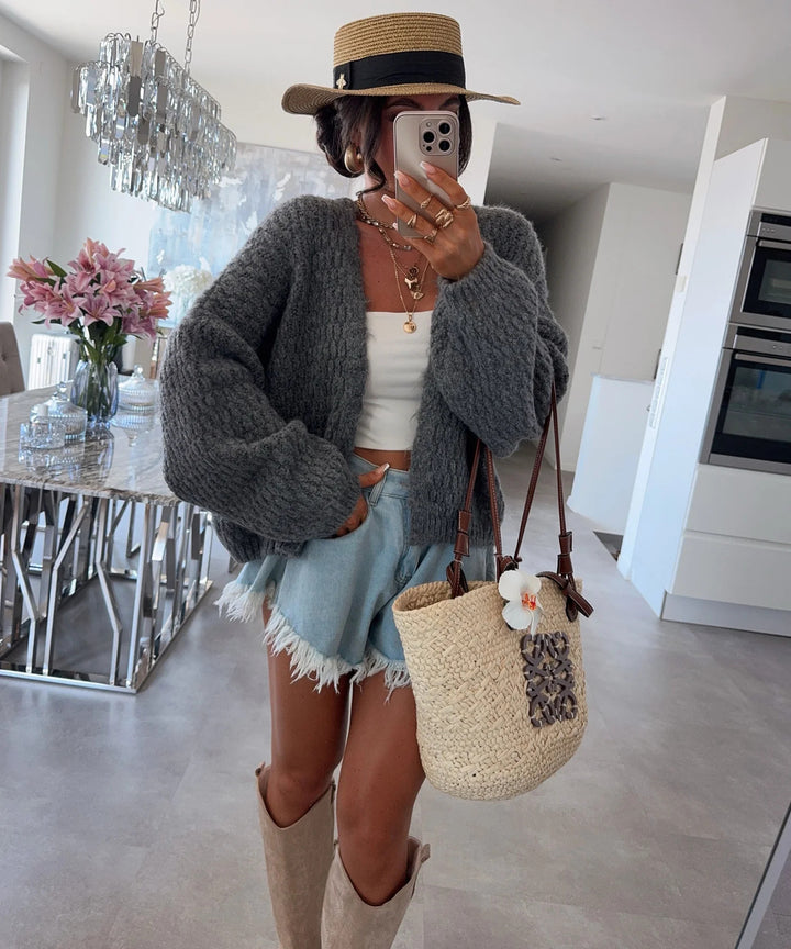 Kvinnes chunky strikk cardigan med voluminøse ermer og åpen front Skjora