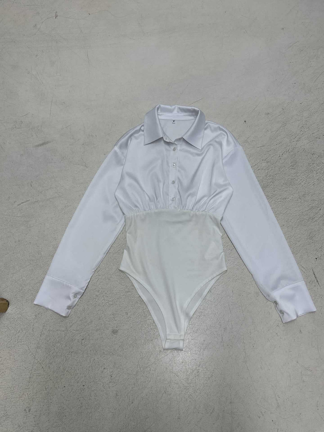 Damer elegant bodysuit med fin krage og knappdetaljer Skjora