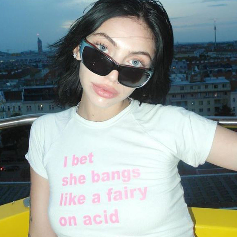 Dame cropped T-shirt med kreativt trykk og komfortabel rund halsutskjæring Skjora