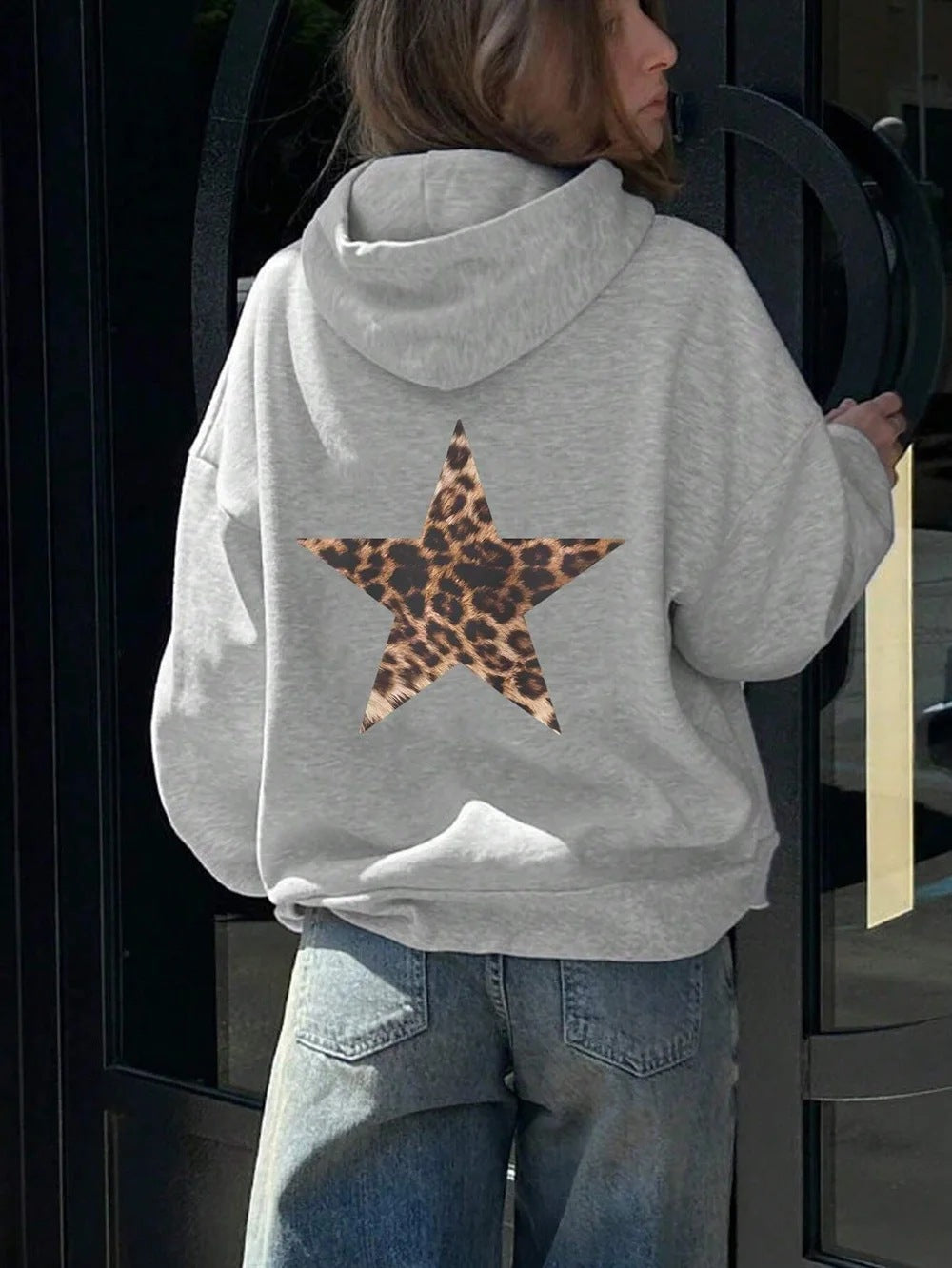 Damegenhette med iøynefallende leopardstjernedesign Skjora