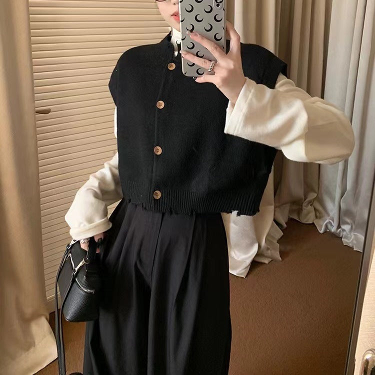 Kvinne cropped cardigan med splittet kant og detaljer med treknotter Skjora