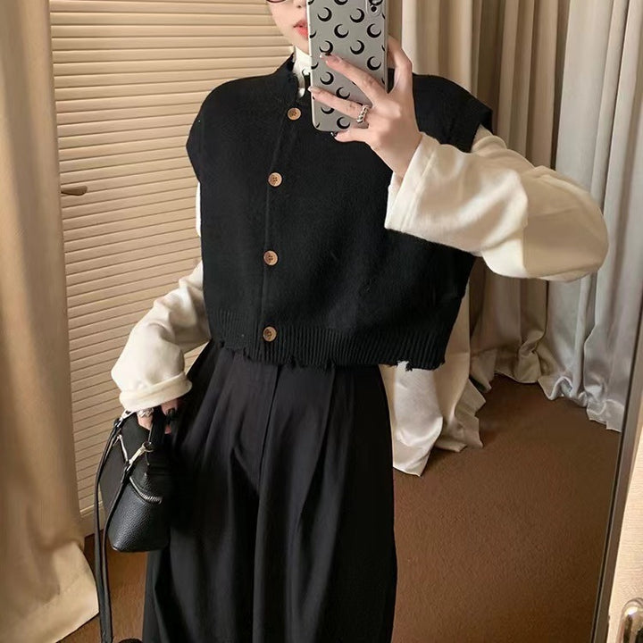 Kvinne cropped cardigan med splittet kant og detaljer med treknotter Skjora