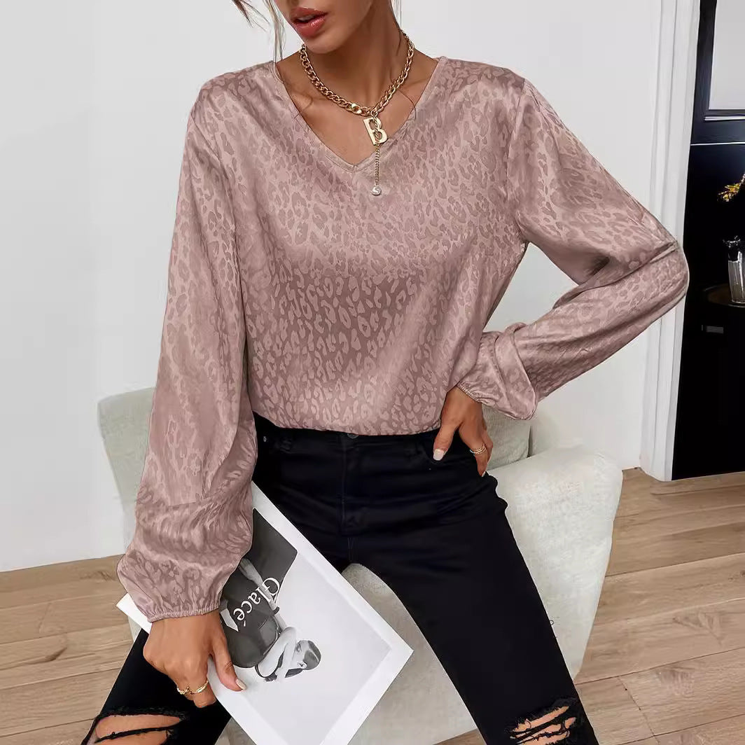 Kvinnes elegant bluse topp med v-hals og voluminøse ermer Skjora